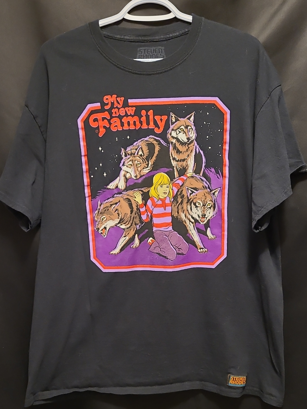 Steven Rhodes t-shirt features the quirky "My New Family" graphic SZ X L